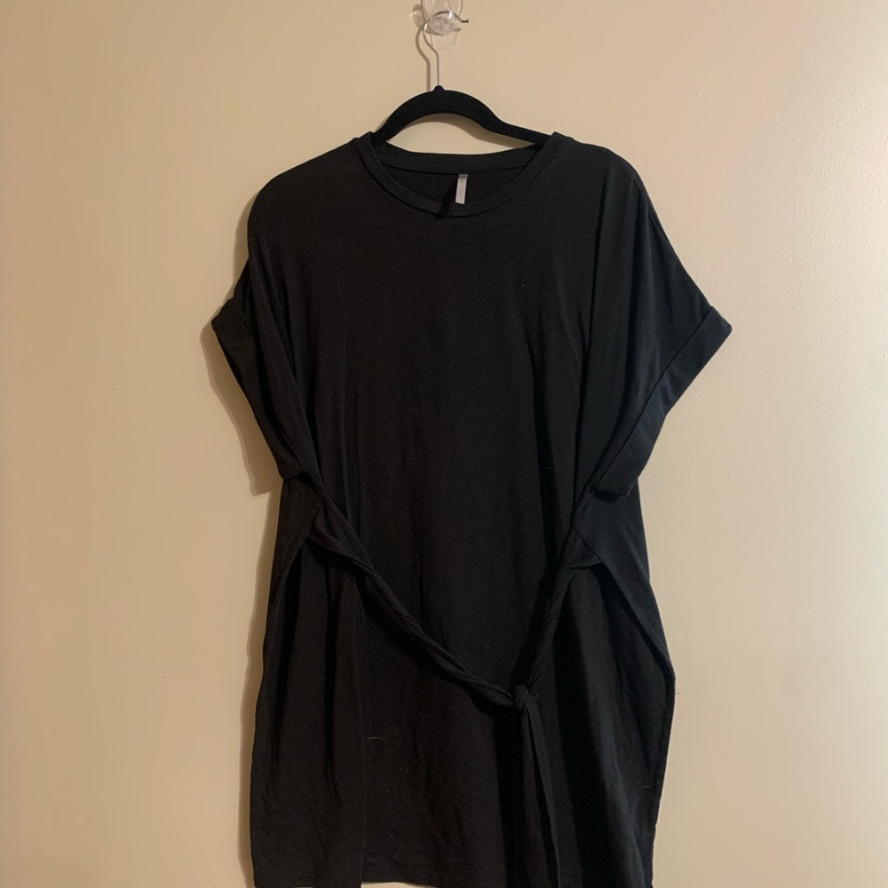 3/$32 42 Pops Size 1X cuffed short-sleeved black tie waist tunic.